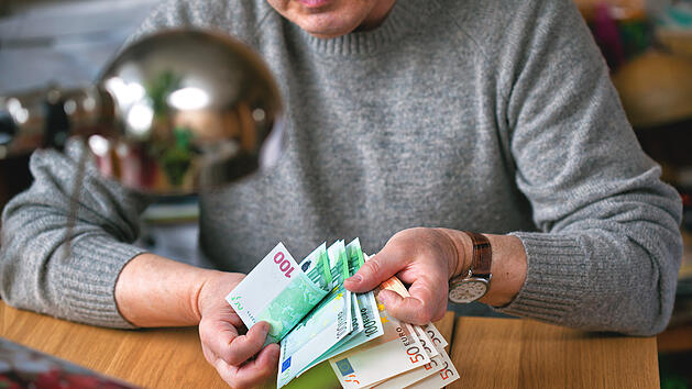 Rente, Euro, Rentner, Senior, Geld, Aktivrente, Steuern, Rentenbesteuerung