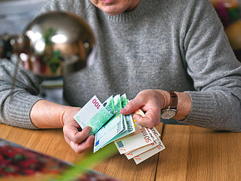 Rente, Euro, Rentner, Senior, Geld, Aktivrente, Steuern, Rentenbesteuerung