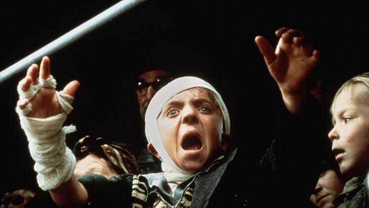 Seit seinem Sturz von der Kellertreppe hat Oskar (David Bennent) die unglaubliche F&auml;higkeit mit lauter, heller Stimme sogar Glas zum Zerspringen zu bringen. Als er sich von seiner Heimat Danzig verabschiedet, tut er das nat&uuml;rlich auch lautstark.