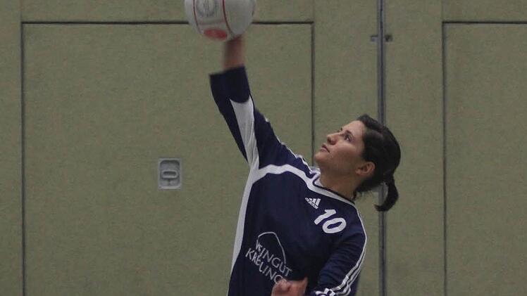 Ursina Sagstetter schlägt konzentriert auf. Aber weder sie noch ihre Mannschaftskolleginnen hatten am Sonntagmittag eine Chance, gegen den TSV Schwieberdingen und gegen den Liga-Primus TV Vaihingen/Enz zu gewinnen. Fotos: Gerd Ludwig