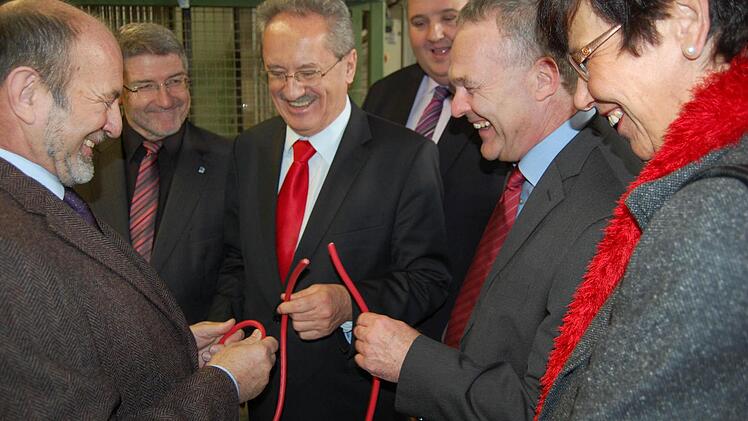 Passenderweise war es ein rotes Kabel, das Prysmian-WerkleiterRoland Böhm (links) beim Rundgang der geballten SPD-Prominenz in die Hand drückte - von links: Landrat Michael Busch, Christian Ude, Carl-Christian Dressel, OB Frank Rebhan und Susann Biedefeld.