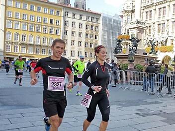 Der Marienplatz im Herzen Münchens wird von Sindy Meier und Dieter Oeckl etwa bei Kilometerpunkt 31 passiert. Fotos: Michael Kraus