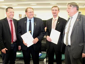 Bürgermeister Karsten Fischkal (l.) und Landrat Eberhard Irlinger (r.) freuten sich mit Helmut Lay (2. v. l.) und Egid Dobeneck über deren Auszeichnung. Foto: Johanna Blum