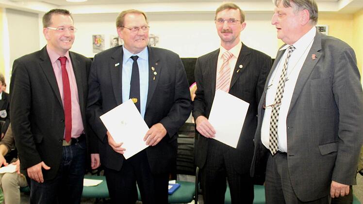Bürgermeister Karsten Fischkal (l.) und Landrat Eberhard Irlinger (r.) freuten sich mit Helmut Lay (2. v. l.) und Egid Dobeneck über deren Auszeichnung. Foto: Johanna Blum