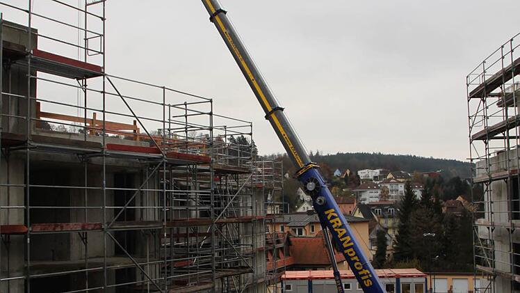 Der blaue Kran baut gerade den roten Kran (nicht im Bild) ab.