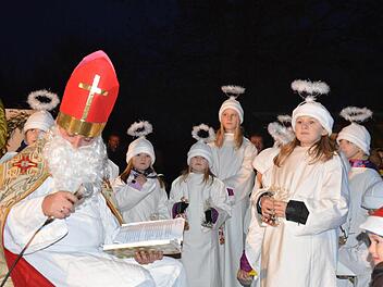 Wenn in Dobenreuth ein Weihnachtsmann und Engel die Straßen säumen, steht Weihnachten vor der Tür.