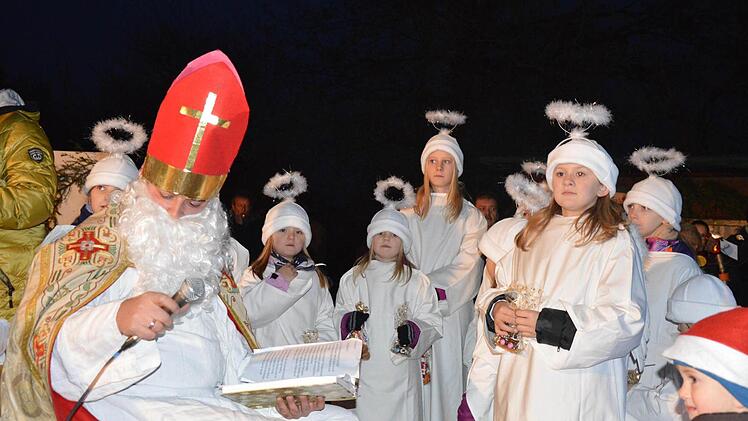 Wenn in Dobenreuth ein Weihnachtsmann und Engel die Straßen säumen, steht Weihnachten vor der Tür.