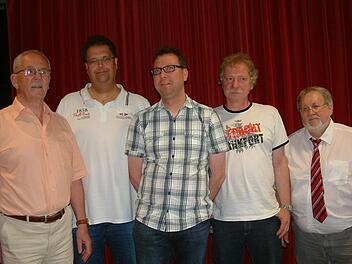 Der Vorstand des Tischtennis-Bezirks Oberfranken wurde wiedergewählt. Von links: Der neue Sportgerichts-Vorsitzende Richard J. Gügel, der stellvertretender Bezirksvorsitzender Hans-Albert Braemer, Jugendwart Bernd Wohlhöfer, Sportwart Reinhard Müller und Bezirksvorsitzender Hartmut Müller.  Foto: Hans Franz