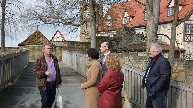 Burgvogt Eddi Klug mit Christine Bender (stellvertretende Landrätin Schweinfurt), Haßberge-Landrat Wilhelm Schneider, Kreisrätin Sabine Schmidt und Königsbergs Bürgermeister Claus Bittenbrünn auf der Burg zu Königsberg. Fotos: Andreas Lösch