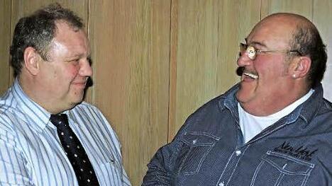 Vorsitzender Lothar Stark (rechts) gratulierte dem Schriftführer Gerhard Kotschenreuther (links) herzlich.  Foto: privat