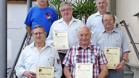 Die Geehrten zeigen ihre Urkunden. Foto: p