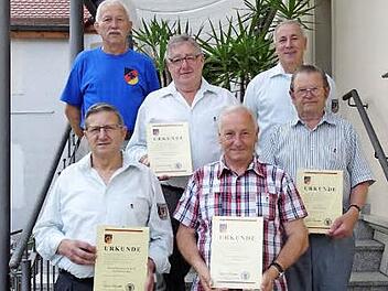 Die Geehrten zeigen ihre Urkunden. Foto: p