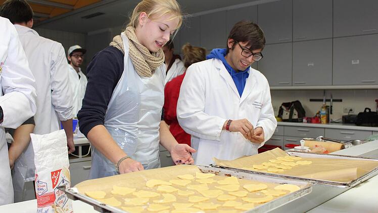 Innerhalb kurzer Zeit haben Alina Gack und Dominik Miskolci einige Plätzchen fertig. Foto: Lisa Kieslinger