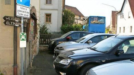 Die Parksituation war ein wesentliches Thema bei der Bürgerversammlung. Unser Bild entstand im Ortskern am Buswartehäuschen.  Foto: sw