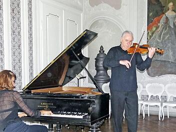 Bruna Pulini (Klavier) und Peter Rosenberg (Violine) passten mit ihrem musikalischen Auftritt in der Konzertreihe "Musik in fränkischen Schlössern" ausgezeichnet in den herrschaftliche Gartensaal des Schlosses der Familie Rotenhan in Rentweinsdorf. Foto: Johanna Eckert