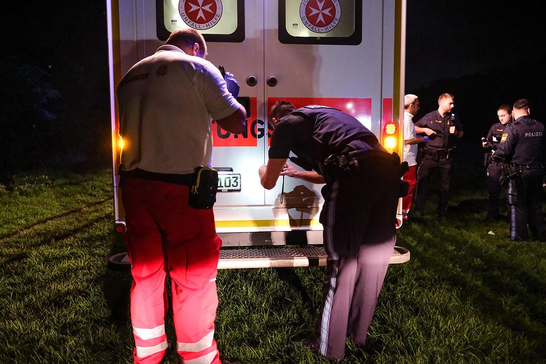 Einsatzgeschehen eskaliert: Mehrere Personen greifen Rettungskräfte an