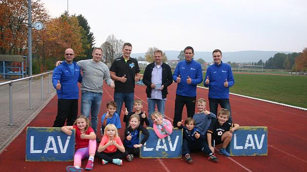 Dank der Neustadter Flohmärkte können sich die Jugendabteilungen der HSG Rödental-Neustadt und des LAV über einen Zuwendung freuen. Flohmarktbetreiber Kai Freyer bedachte die beiden Vereine mit je 500 Euro. Glückliche Gesichter gab es bei der Spendenübergabe. Stehend von links: Jürgen Dötschel (LAV), André Röttger, Claas de Rooij (HSG), Flohmarktbetreiber Kai Freyer, Stefan Voigt, Fabian Gehrlicher (LAV). Foto: Martin Rebhan