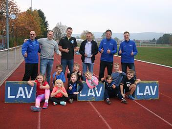 Dank der Neustadter Flohm&auml;rkte k&ouml;nnen sich die Jugendabteilungen der HSG R&ouml;dental-Neustadt und des LAV &uuml;ber einen Zuwendung freuen. Flohmarktbetreiber Kai Freyer bedachte die beiden Vereine mit je 500 Euro. Gl&uuml;ckliche Gesichter gab es bei der Spenden&uuml;bergabe. Stehend von links: J&uuml;rgen D&ouml;tschel (LAV), Andr&eacute; R&ouml;ttger, Claas de Rooij (HSG), Flohmarktbetreiber Kai Freyer, Stefan Voigt, Fabian Gehrlicher (LAV). Foto: Martin Rebhan