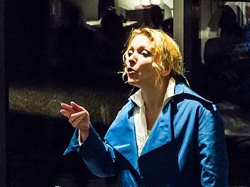 Reichlich Beifall gab es für einen Schillerabend im Glasmuseum Rosenau. GEstaltet wurde er von der Berliner Schauspielerin Cora Chilcott.Foto: Jochen Berger