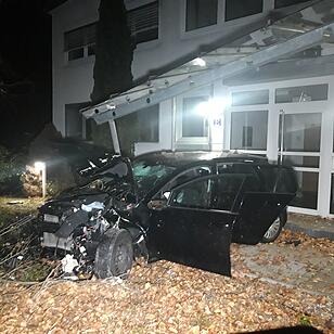 Auto kracht gegen Vordach: Schwerer Unfall in Bayreuth