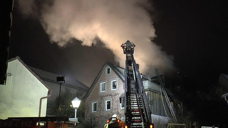 Bei einem Brand am Sonntagabend in Haßfurt kam es zu einem Großaufgebot von Rettungskräften. Foto: NEWS5 / Licha