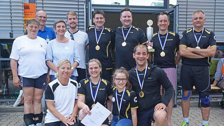 Der Pokal beim 1. Alf-Merkel-Volleyballturnier ging an das Team "Glücksritter #13", das von Thomas Merkel (Vierter von rechts) angeführt wurde. Mit auf dem Siegerfoto versammelten sich auch Schirmherrin Clothi Merkel (Dritte von links), Schulleiter Harald Weichert (Zweiter von links) sowie das Organisationsteam des Frankenwald-Gymnasiums mit Petra Höpp (links), Silke Woletz-Bauer (Vierte von links) und Mitinitiator Florian Beetz (Fünfter von links). mts