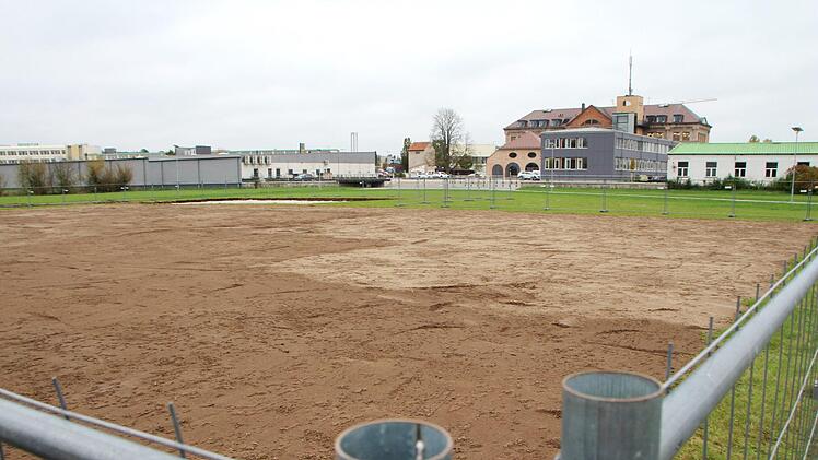 Zwischen Fortuna Kulturfabrik und Festplatz entstehen ein Bolzplatz, ein Volleyballfeld, ein Basketballplatz und eine Skateanlage. Foto: Christian Bauriedel