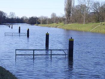 Malerisch schaut es aus. Das gegenwärtige Hochwasser des Mains ist noch lange nicht problematisch.  Unser Bild entstand an der Schleuse in Limbach. Foto: Julia Scholl