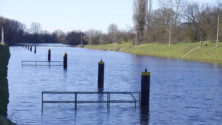 Malerisch schaut es aus. Das gegenwärtige Hochwasser des Mains ist noch lange nicht problematisch.  Unser Bild entstand an der Schleuse in Limbach. Foto: Julia Scholl