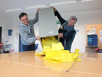 Daniel Wolf und Angelika Stahl gehörten zu den rund 300 Wahlhelfern, die alleine bei der Stadt Hammelburg für einen reibungslosen Ablauf der Wahl sorgten. Hier leeren sie eine Wahlurne aus. Foto: Ralf Ruppert