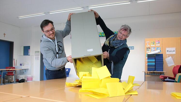 Daniel Wolf und Angelika Stahl gehörten zu den rund 300 Wahlhelfern, die alleine bei der Stadt Hammelburg für einen reibungslosen Ablauf der Wahl sorgten. Hier leeren sie eine Wahlurne aus. Foto: Ralf Ruppert