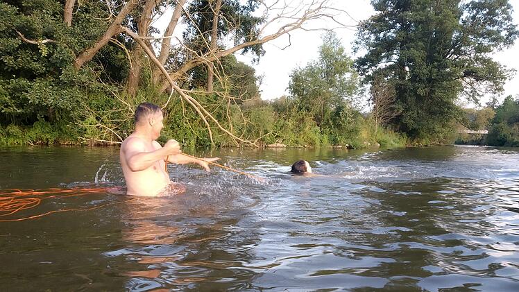Die Hammelburger Wasserwacht hat ihr Schwimmtraining aufgrund von Corona in die Fränkische Saale verlegt. Fotos: Christoph und Eva Fella