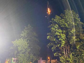 Sendemast brennt in Memmelsdorf: Feuerwehr rückt aus Sendemast brennt in Memmelsdorf: Feuerwehr rückt aus