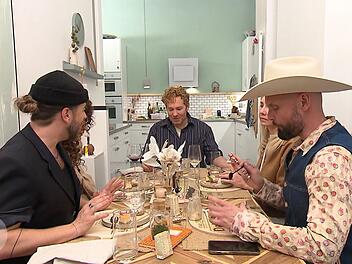 Zum Auftakt von "Das perfekte Dinner" treffen sich die Deko-Profis bei Thomas (Mitte) in Berlin.