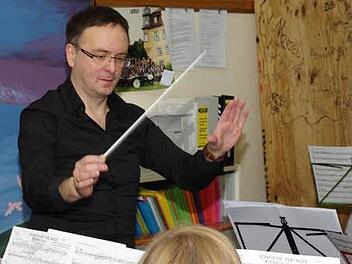 Dirigent Wolfgang Riedel bei den Proben für das Jahreskonzert des Symphonischen Blasorchesters Küps. Foto: privat