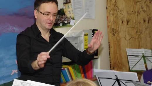 Dirigent Wolfgang Riedel bei den Proben für das Jahreskonzert des Symphonischen Blasorchesters Küps. Foto: privat