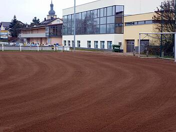 Der Platz am Sander Seestadion (Vordergrund) soll zu einem Kunstrasenplatz werden. Foto: FT-Archiv