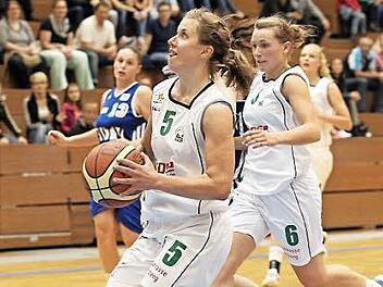 Per Schnellangriff erzielt Liisi Sokman (mit Ball) zwei Punkte f&uuml;r die DJK Brose Bamberg. Foto: sportpress