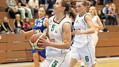 Per Schnellangriff erzielt Liisi Sokman (mit Ball) zwei Punkte f&uuml;r die DJK Brose Bamberg. Foto: sportpress