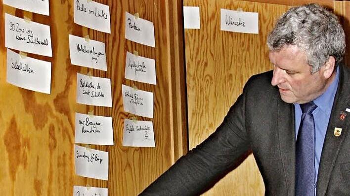 Bürgermeister Jürgen Hennemann (Foto) erarbeitet bei der Bürgerversammlung mit den Versammlungsteilnehmern mögliche Lösungen, vor allem für das innerstädtische Verkehrskonzept und fixierte die Vorschläge an einer Pinnwand.  Foto: Helmut Will