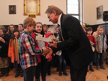 Sohn Jannik gratulierte beim Empfang seinem Vater Bürgermeister Wolfgang Beiergrößlein und überreichte zusammen mit seinen Kammeraden von der Lucas-Cranach-Schule originelle Geschenke. Foto: Alexander Löffler