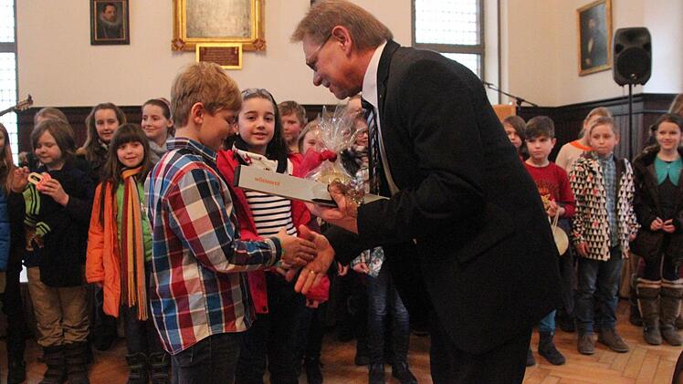 Sohn Jannik gratulierte beim Empfang seinem Vater Bürgermeister Wolfgang Beiergrößlein und überreichte zusammen mit seinen Kammeraden von der Lucas-Cranach-Schule originelle Geschenke. Foto: Alexander Löffler