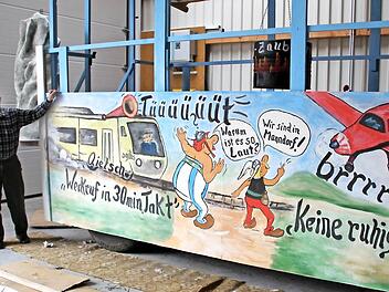 Erwin Limpert hat am Faschingswagen der Dorfgemeinschaft mitgebaut. Spaßig wird darauf eine ernste Botschaft vermittelt. Foto: Ralf Kestel