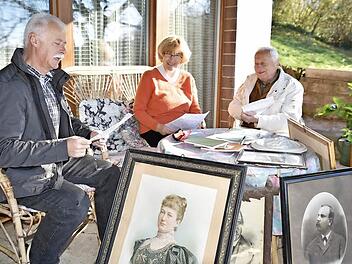 Intensiv bereiten sich Karlheinz Buld, Hannelore Rectanus und Oswald Tränkenschuh (von links) auf die Lesung zum Leben und Wirken des Heimatdichters Edmund Stubenrauch vor.  Fotos: Gerold Snater