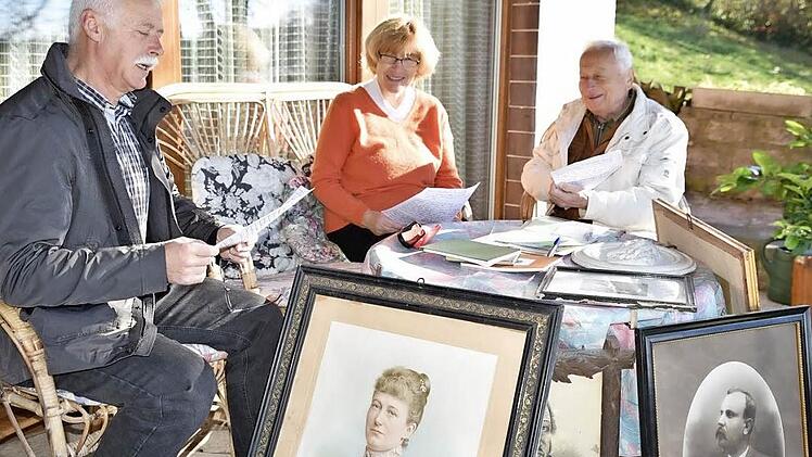 Intensiv bereiten sich Karlheinz Buld, Hannelore Rectanus und Oswald Tränkenschuh (von links) auf die Lesung zum Leben und Wirken des Heimatdichters Edmund Stubenrauch vor.  Fotos: Gerold Snater