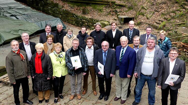 Die Geehrten (vorne, von links) Günter Praschil, Alfred Baumgärtner, Heidi Taubenreuther, Marianne Eisenschink, Johanna Pufke, Andreas Bähr, Horst Thor, Hellmuth Müller, Oskar Eichner, Jochen Leithoff, Peter Oehmig und Oswald Küfner mit den Offiziellen (hinten, von links) Landrat Klaus Peter Söllner, Bürgermeister Werner Diersch, Heidrun Kolb, Michael Bähr, Stefan Laaber, Marcus Hentschel, Micharl Schlie, Siegfried Küspert und Christine Kammerer. Foto: Dieter Hübner
