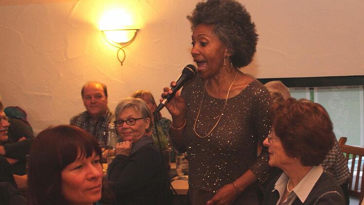 Die Sängerin mischte sich bei Ihren Songs auch unter ihre Zuhörer. Foto: Günther Geiling