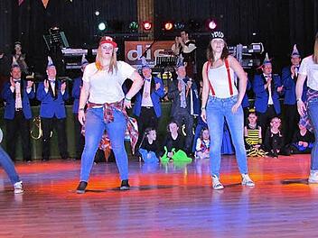 Sie heizten der Rodachtalhalle als "Backstreet Boys" ordentlich ein: Melissa Bauer, Annika Herrmann, Lara Weinert und Jessica Weiß. Foto: Karl-Heinz Hofmann