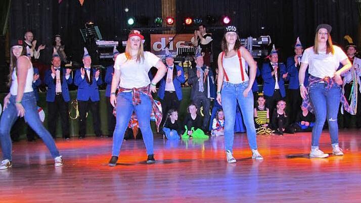Sie heizten der Rodachtalhalle als "Backstreet Boys" ordentlich ein: Melissa Bauer, Annika Herrmann, Lara Weinert und Jessica Weiß. Foto: Karl-Heinz Hofmann
