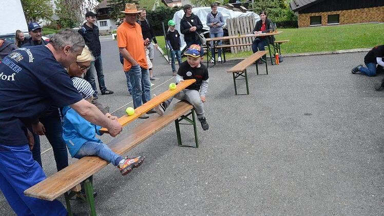 Auch die ganz Kleinen wagten sich an die kniffligen Aufgaben. Manchmal ging es nicht ohne Hilfe, aber dafür mit großer Freude. Foto: K.- H. Hofmann